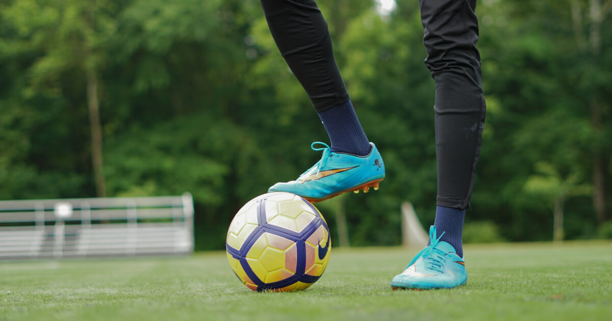 Pelota de fútbol controlada por jugador