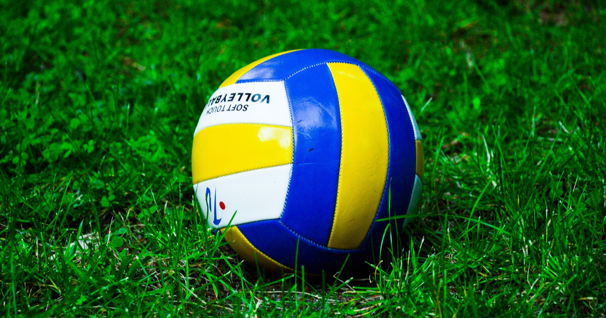 Jugadores de voleibol disputando el balón