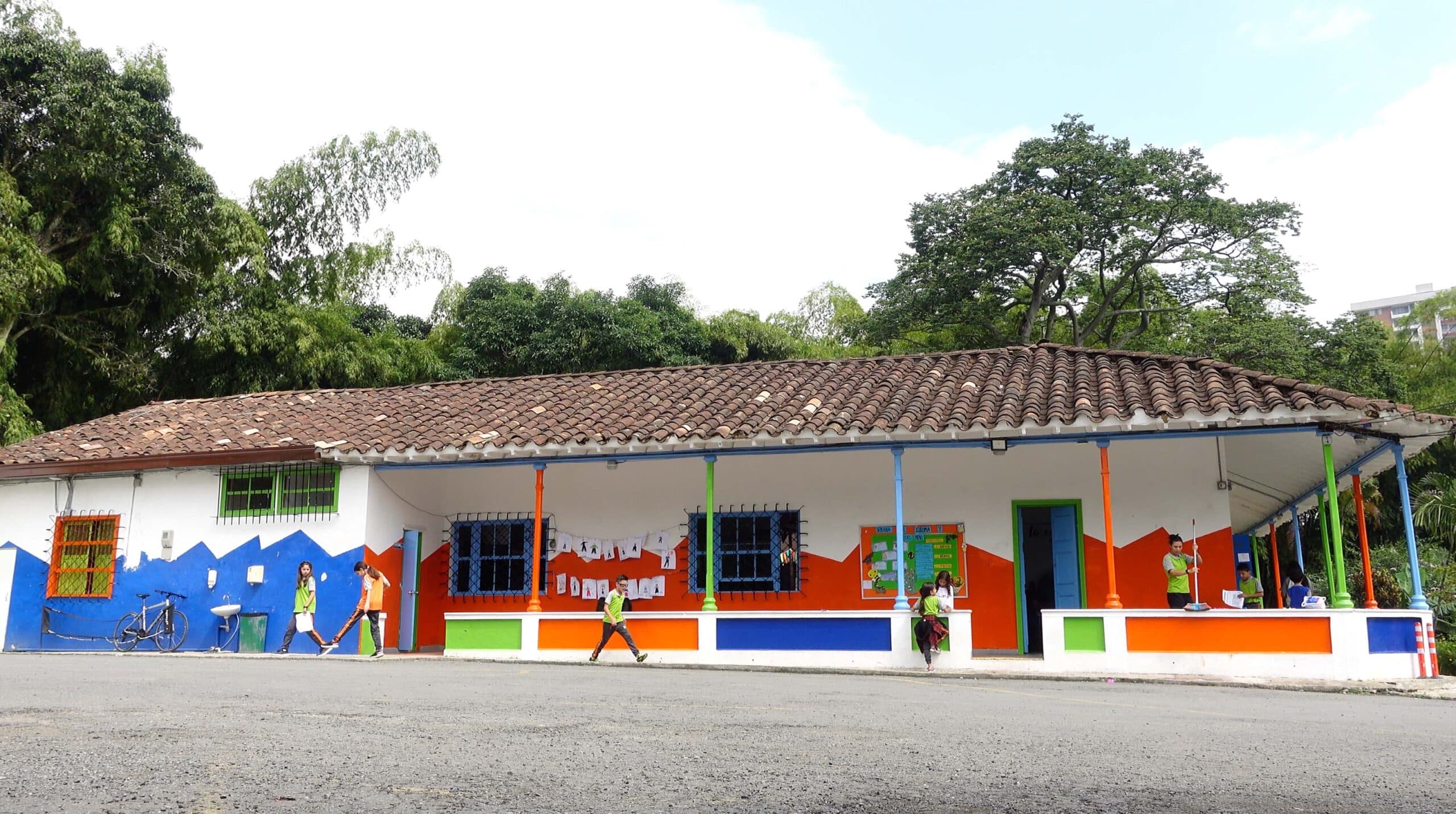 Vista frontal del colegio