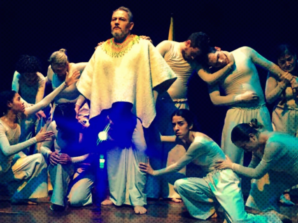 Grupo de teatro realizando una obra