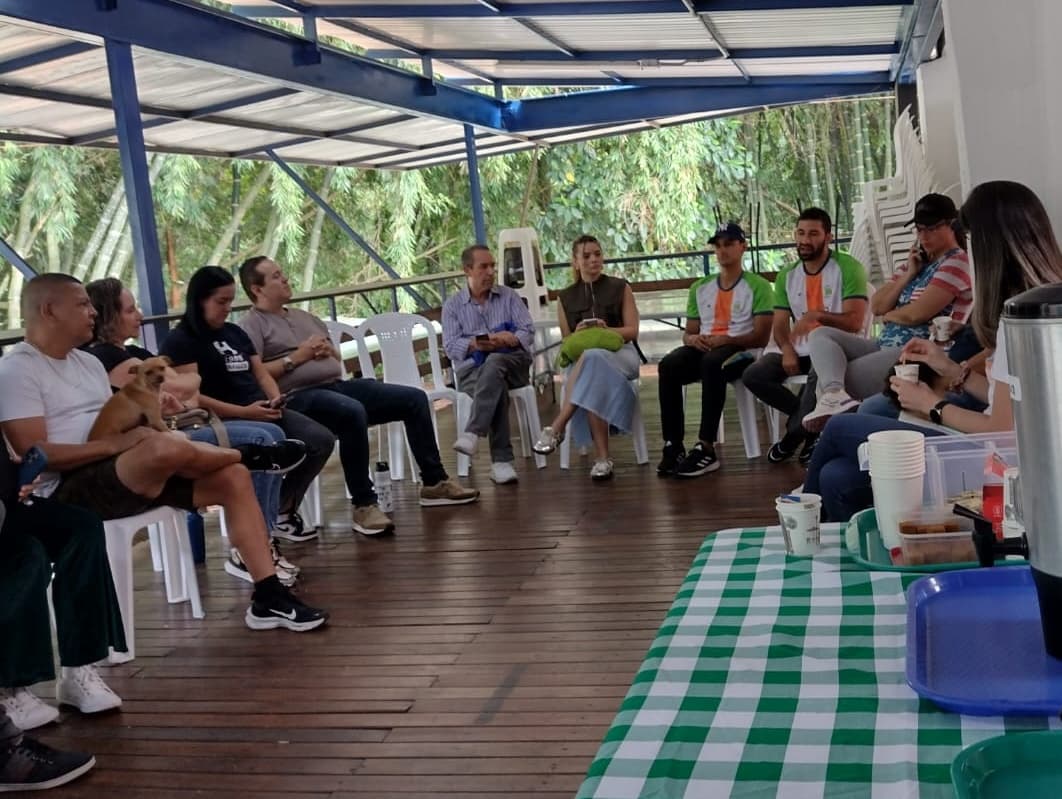 Padres y profesores de extracurriculares en reunión