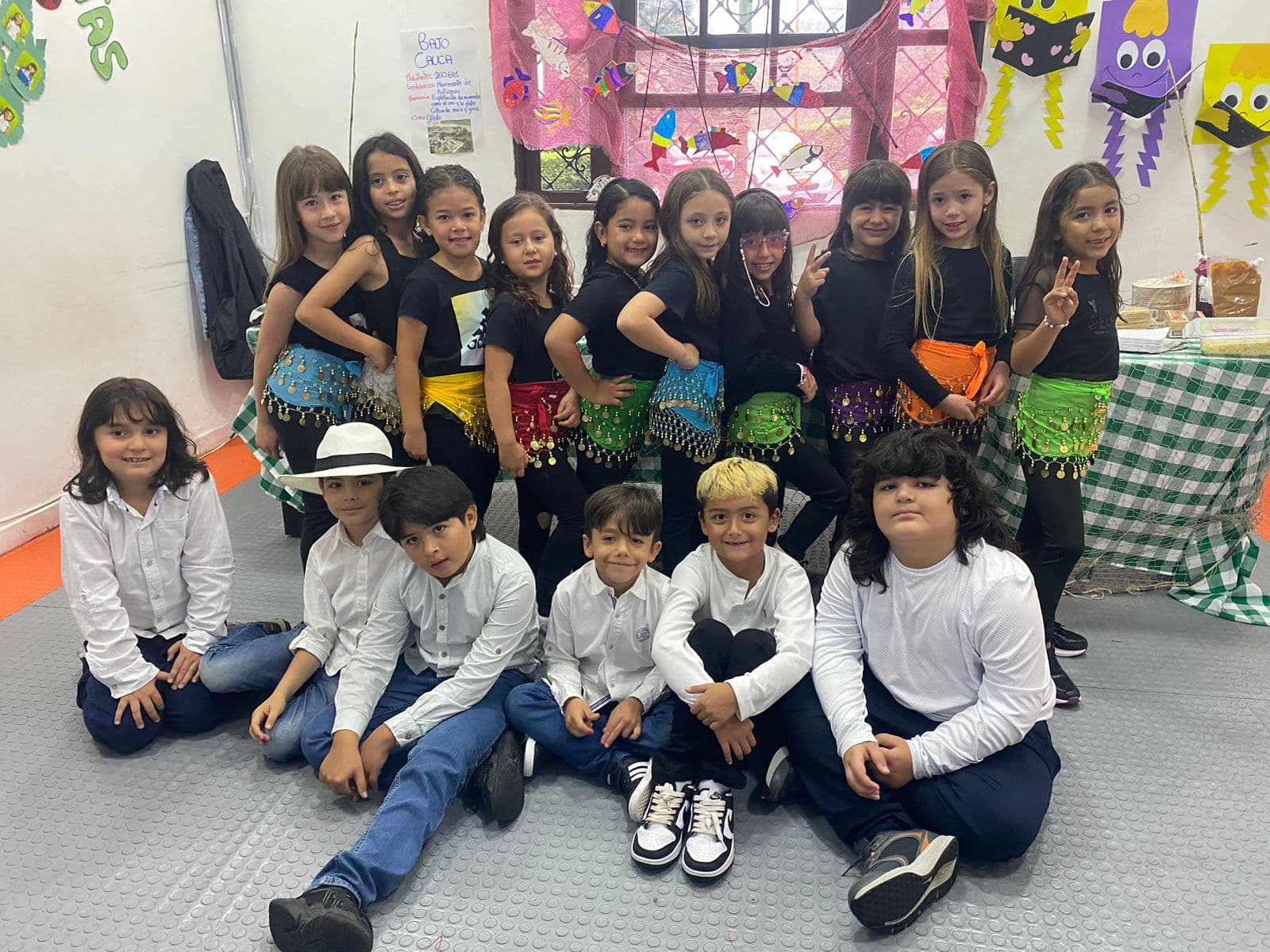 Grupo de niños y niñas celebrando la antioqueñidad