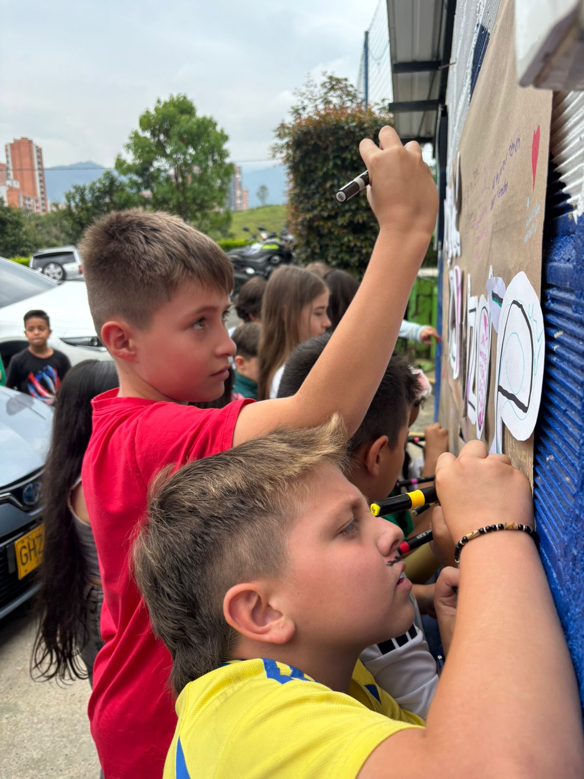 aprendices-participando-mural