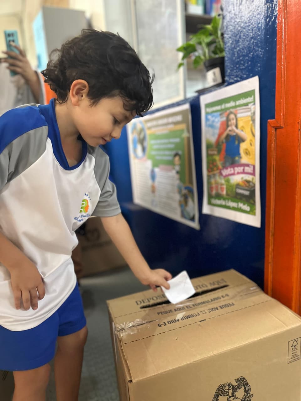 aprendiz-depositando-voto-personeria