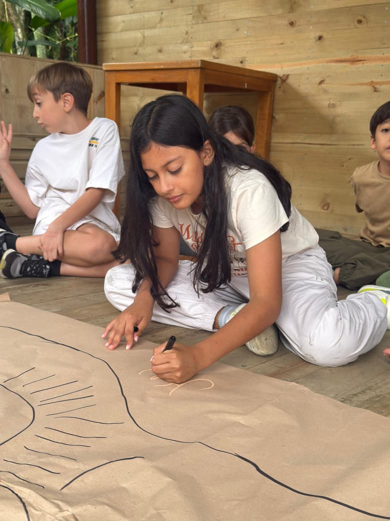 aprendiz-escribiendo-en-mural-colectivo