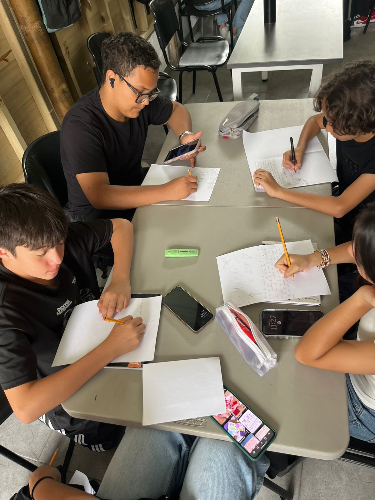 estudiantes-escribiendo-mensaje