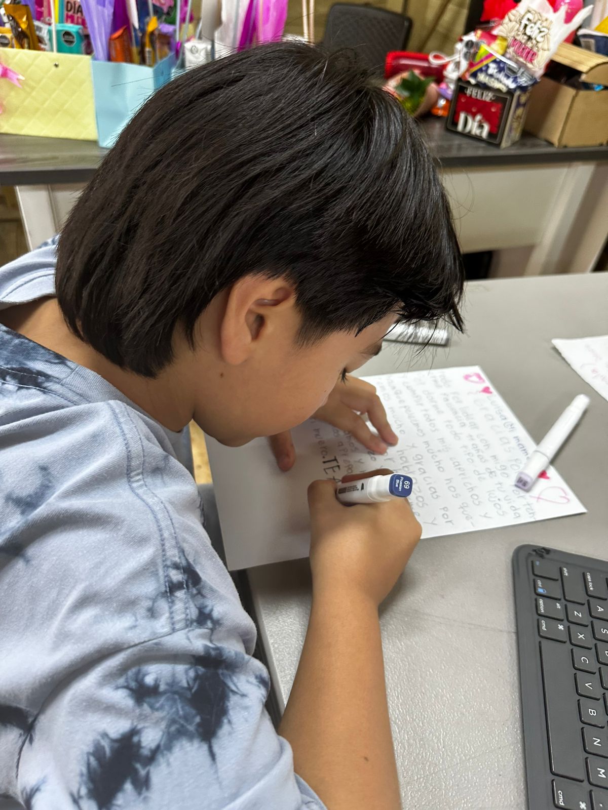 nino-escribiendo-carta-a-mama