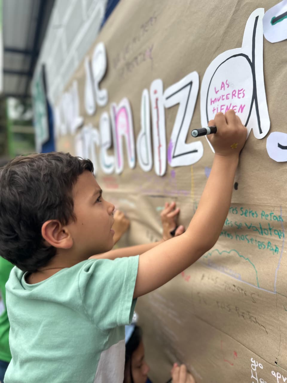 nino-escribiendo-mensajes-dia-mujer