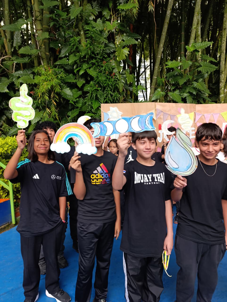 aprendices-mostrando-cartel