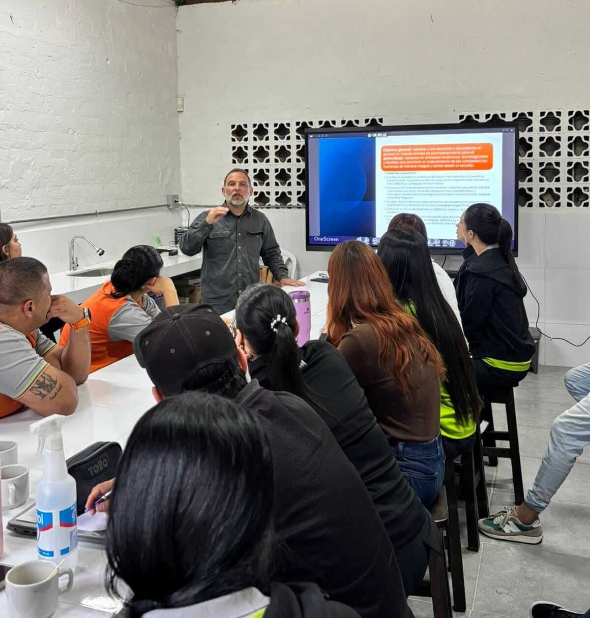 aprendices-explorando-biblioteca-sabaneta