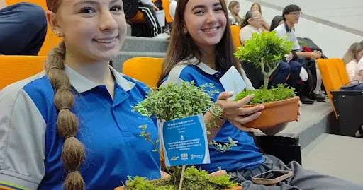 Collage que muestra el encuentro de voleibol, la posesión del gobierno escolar en Sabaneta, el foro de innovación y detalles del cierre del TAII del Arete.