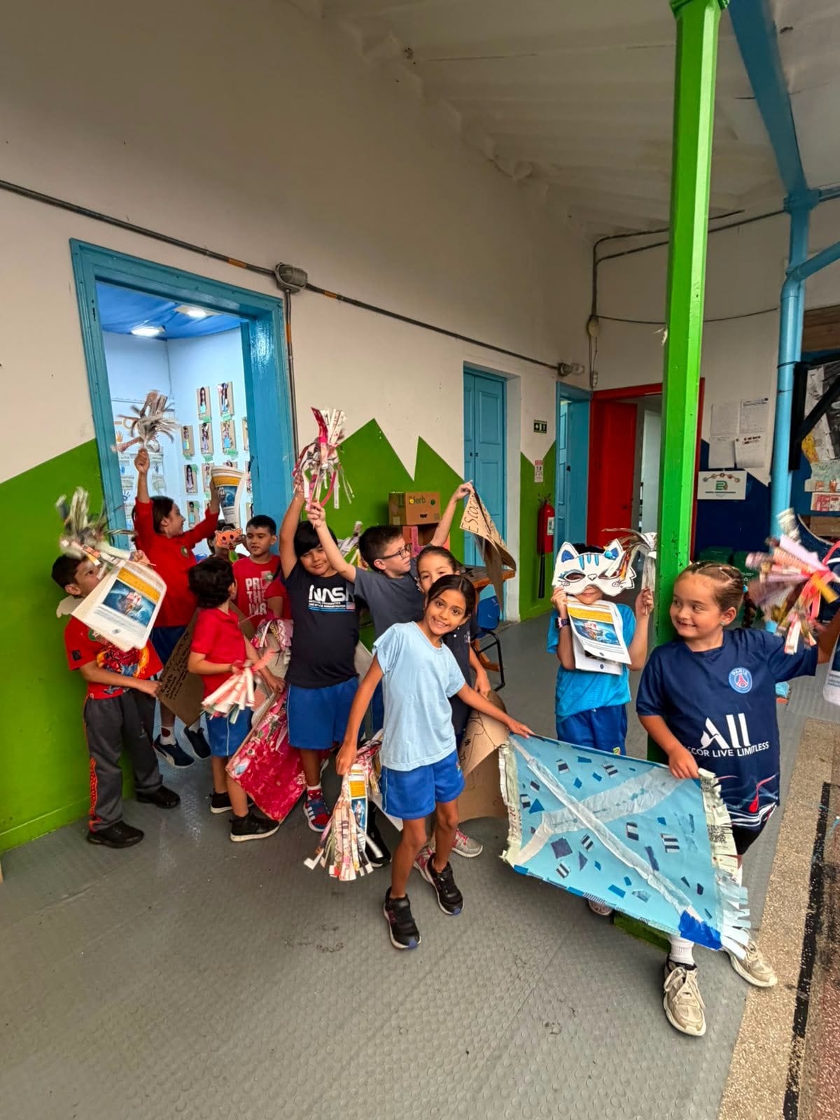 aula-estudiantes-manualidades-mascaras