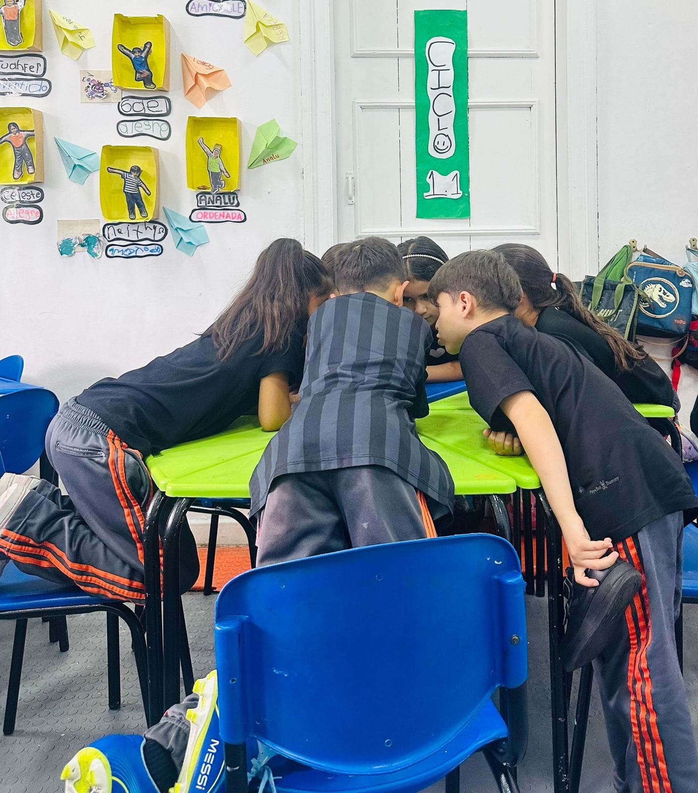 aula-estudiantes-trabajo-grupal