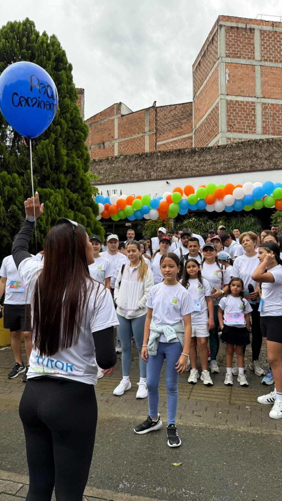 reggio-emilia-run-2026-celebracion-grupo-arco-globos