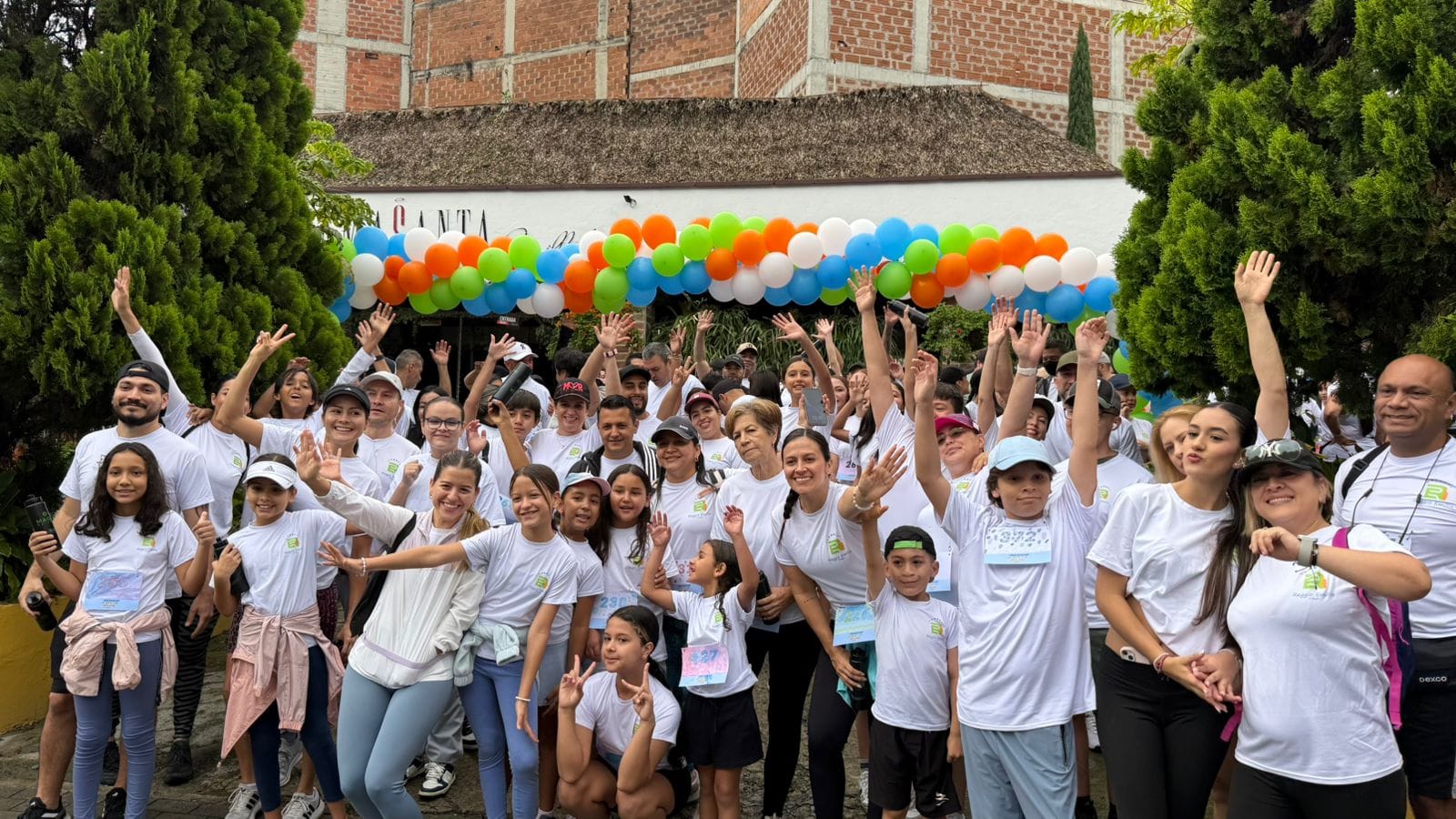 reggio-emilia-run-2026-foto-grupal-familia-globos