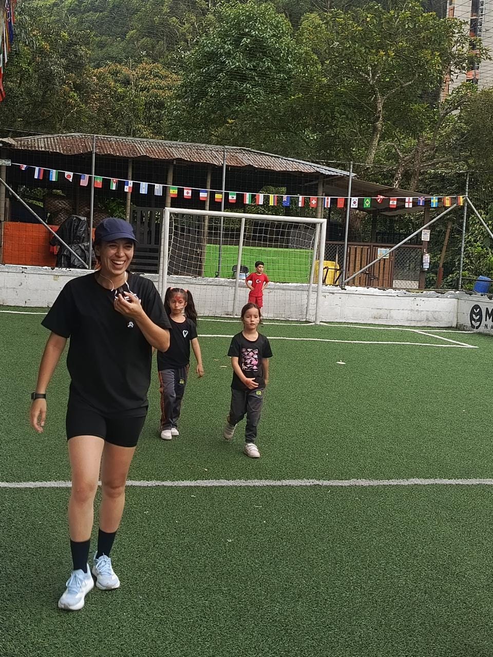 senderismo-cancha-banderas-internacionales