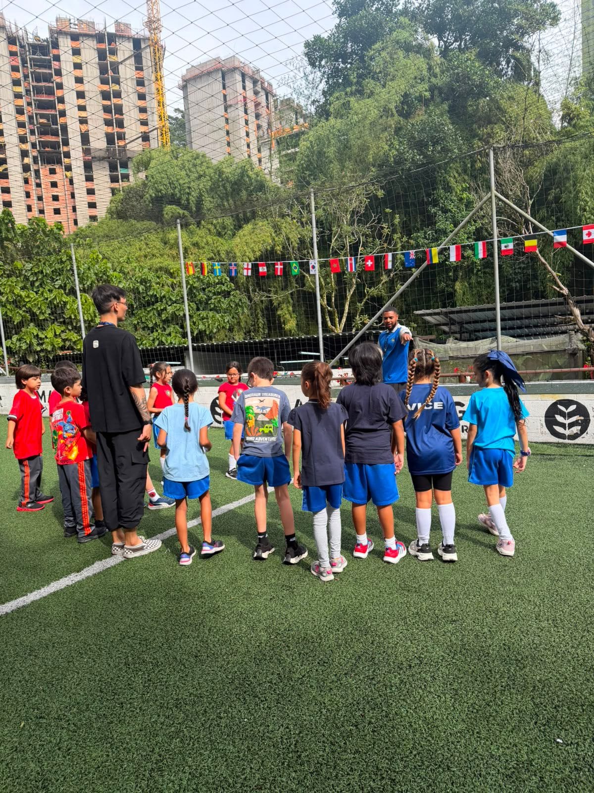 upas-mundial-cancha-futbol-banderas-internacionales