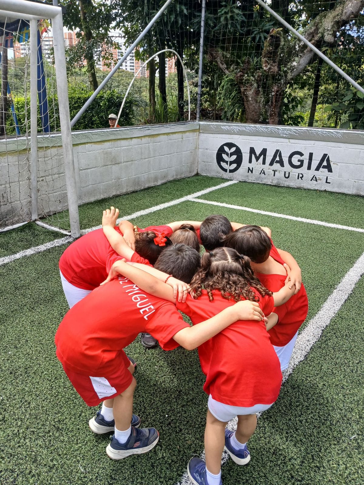upas-mundial-futbol-equipo-abrazado