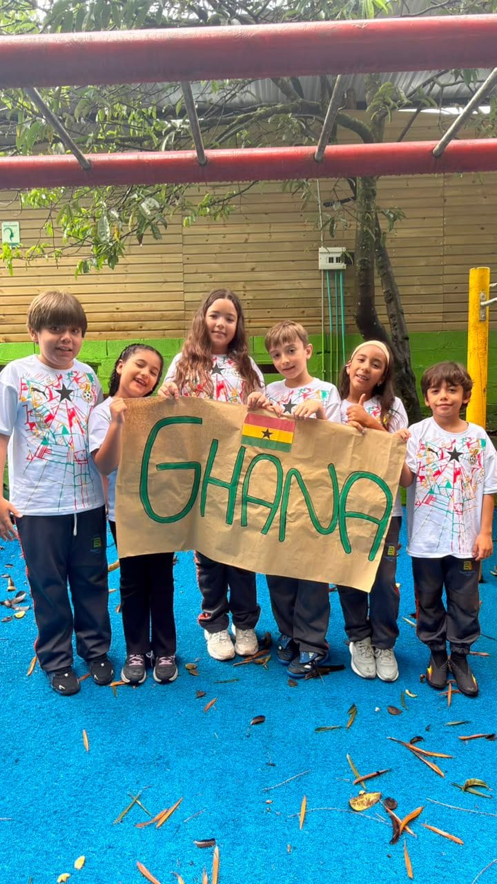 upas-mundial-ghana-ninos-bandera