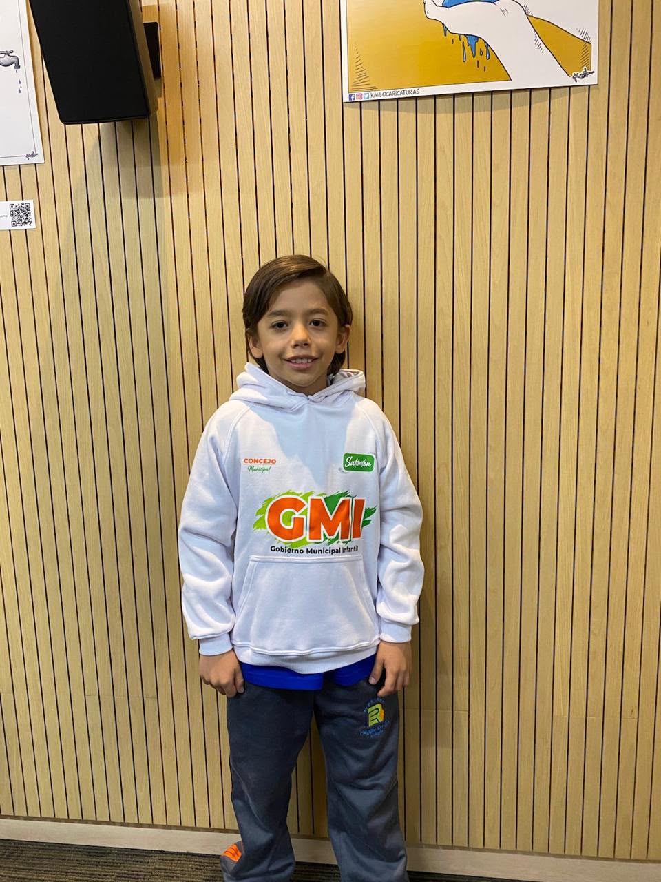 salomon-con-camiseta-de-concejal-infantil