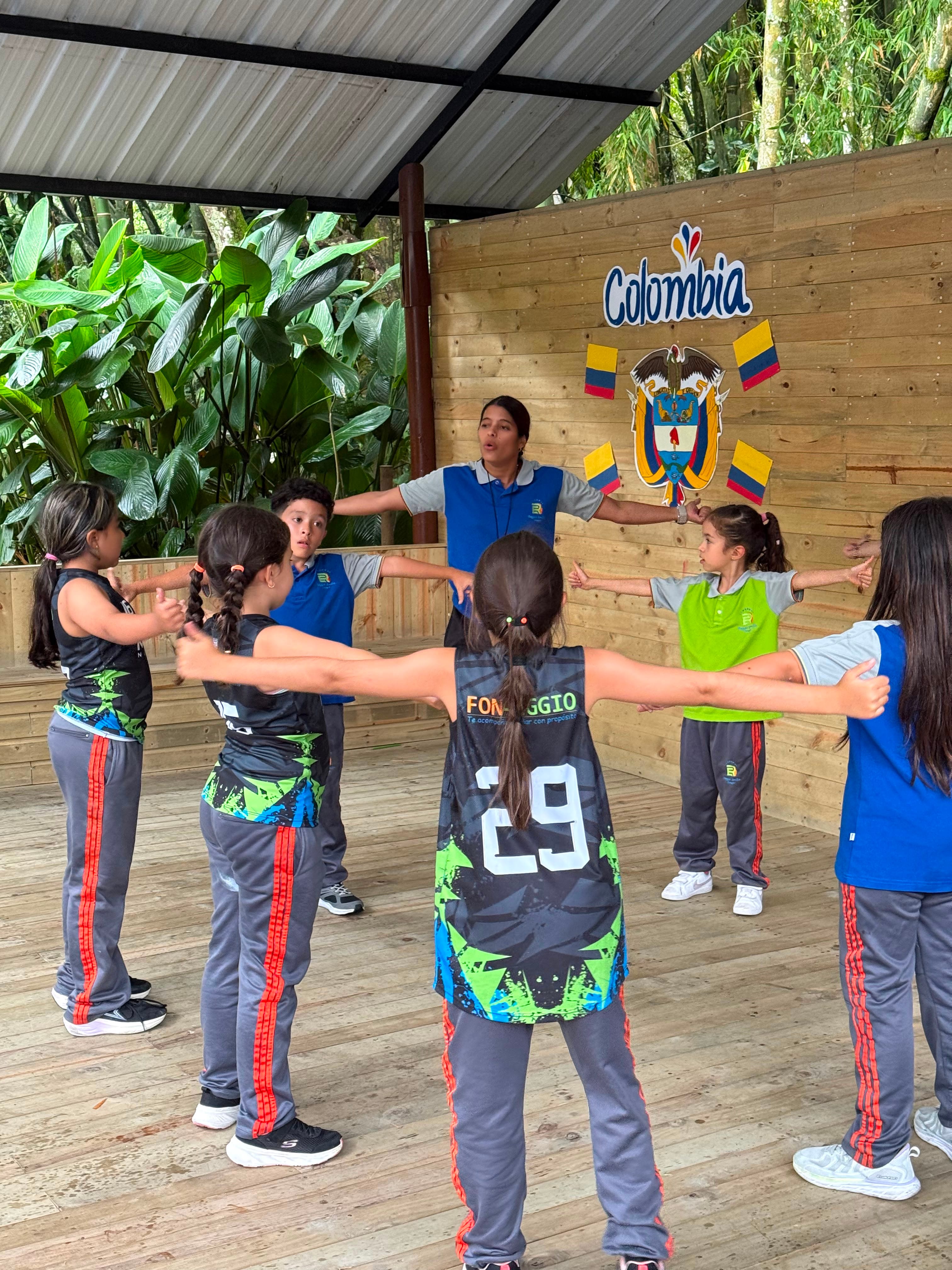 actividad-grupal-frente-al-escudo