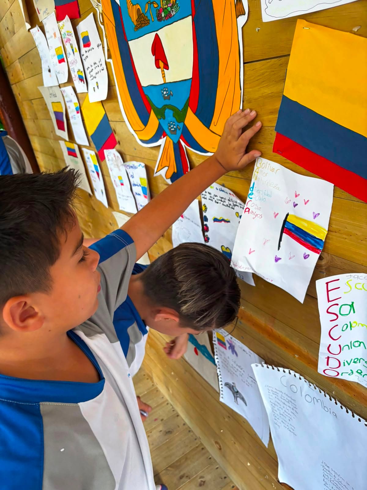 aprendices-senalando-el-escudo-de-colombia