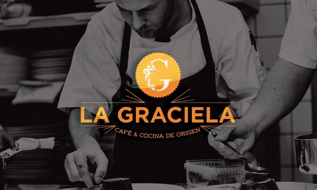 Cheff preparando un plato con el logo de la tienda en el medio