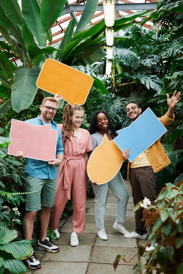 personas jóvenes sonriendo